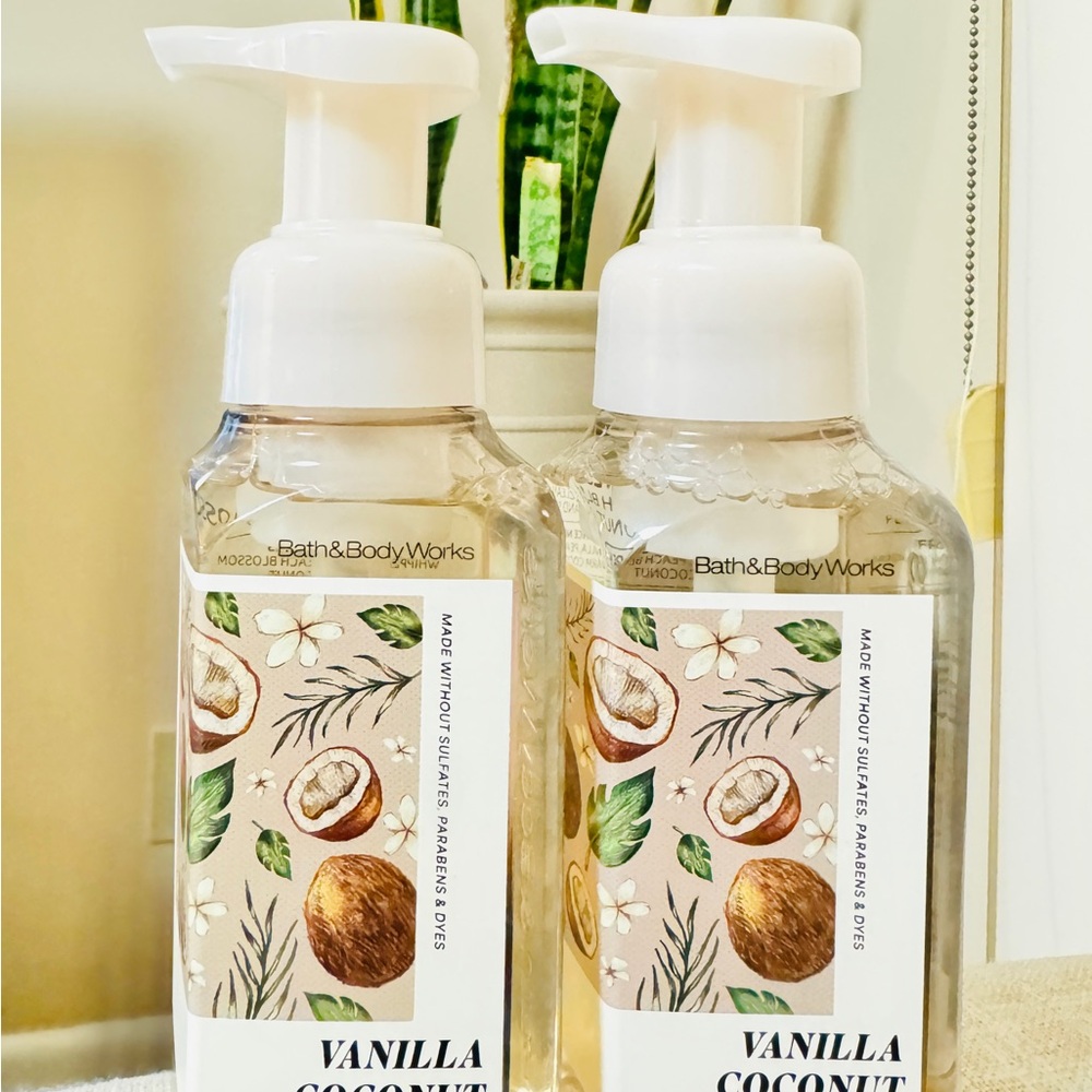Bath & Body Works Vanilla Coconut Foaming Hand Soap - White